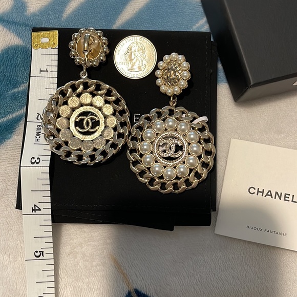 Chanel Pearl Crystal CC Earrings - Picture 4 of 6
